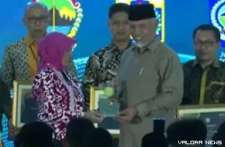 Gubernur Sumbar, Mahyeldi terima penghargaan Anugerah Adinata Syariah 2025 di Jakarta, Senin. (humas)