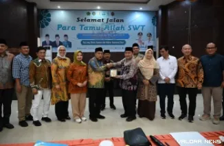 Wakil Ketua Komisi IX, Yahya Zaini foto bersama dengan jajaran Kemenag dan Dinkes Sumbar usai kunjungan ke Asrama Haji Padang, Kamis. (humas)