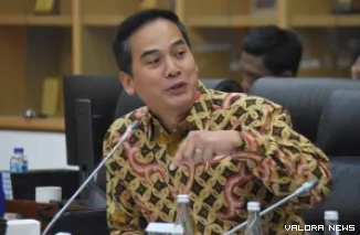 Wakil Ketua Komisi VI DPR RI, Adisatrya Suryo Sulisto saat memimpin RDPU bersama Persatuan Pensiunan BUMN Strategis (P2BUMNS) dan FKKB MKT di Gedung Nusantara I, Jakarta, Senin. (humas)