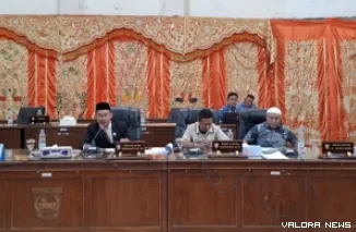 Ketua DPRD Pasbar, Dirwansyah memimpin rapat paripurna dengan agenda pembentukan Pansus Penyelesaian Masalah Lahan Ulayat Sikabau di Kecamatan Koto Balingka, Senin. (humas)