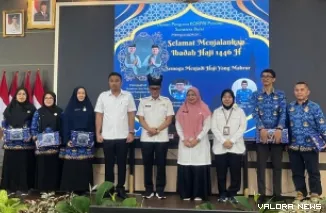Wakil Gubernur Sumatera Barat, Vasco Ruseimy bersama Prof Zudan Arif Fakrulloh (Ketua DPN Korpri) dan jajaran, foto bersama usai penyerahan hadiah bagi ASN yang menunaikan haji tahun 2024 ini, Rab. (humas)