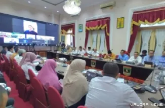 Gubernur Sumbar, Mahyeldi paparkan ekosistem ekonomi syariah di Sumbar, dalam rangka penilaian Anugerah Adinata Syariah 2025 oleh KNEKS dan Dewan Juri serta Setwapres, di ruang rapat istana gubernur, Rabu. (humas)