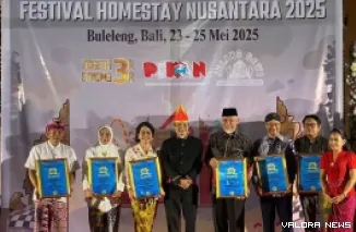Ketua Umum DPP IHSA, Hentje Alvy Pongoh foto bersama dengan penerima penghargaan IHSA Award 2025 disela acara Festival Homestay Nusantara (FHN) 2025 di Bali, Sabtu. (humas)