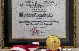 Rekor MURI yang diterima Gubernur Sumbar, Mahyeldi pada penyelenggaraan Festival Sumbar Tageh Tahun 2025, Ahad pagi. (humas)