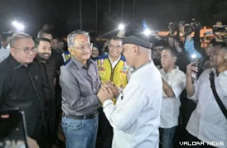 Gubernur Sumbar, Mahyeldi sambut kedatangan Menteri PU, Dody Hanggodo di ruang VIP Bandara Internasional Minangkabau, Jumat sore. (humas)
