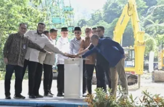 Menteri Pekerjaan Umum (PU) RI, Dody Hanggodo bersama gubernur, wakil gubernur, anggota DPR dan sejumlah kepala daerah, menekan sirine tanda dimulainya pembangunan Fly Over Sitinjau Lauik Tahap I, Sabtu. (humas)
