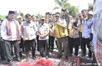 Gubernur Sumbar, Mahyeldi, menteri PU dan rombongan, menerima penjelasan terkait pembangunan Sekolah Rakyat di Kecamatan Gunung Talang, Kabupaten Solok, Sabtu. (humas)
