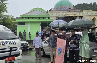 (Ka-ki) Lisda Hendrajoni anggota DPR RI, Bupati Hendrajoni, Kemenag, Kabag Kesra Setdakab Andi Syafinal , dan Kabid IKP Diskominfo Pessel Indra Jaya, melepas CJH di Masjid Baiturahman, Painan, Minggu (11/5/2025). FOTO: Diskominfo Pessel