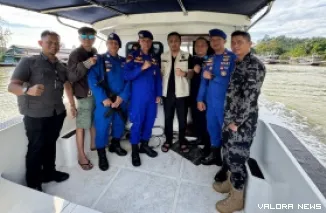 Wagub Sumbar, Vasko Ruseimy melihat kondisi kapal milik Satpolair Polres Pasbar yang akan bertugas mengamankan perairan laut di kawasan itu. (humas)