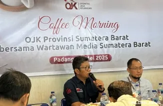 Kepala Otoritas Jasa Keuangan (OJK) Sumatera Barat, Roni Nazra pada agenda coffee morning dengan wartawan media Sumatera Barat dengan agenda penyampaian informasi kinerja sektor jasa keuangan triwulan I 2025, di Padang, Rabu. (veri rikiyanto)