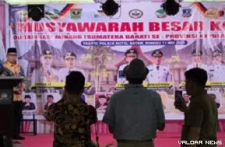 Gubernur Sumbar, Mahyeldi memberikan sambutan pada pembukaan Musyawarah Besar (Mubes) ke-1 organisasi perantau Minang di Kepri, yang digelar di Pacific Palace Hotel, Batam. (humas)