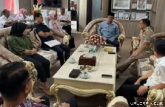 Ketua Pansus LKPj Tahun 2024 DPRD Sumbar, Indra Dt Rajo Lelo berdialog dengan Direktur RSAM Bukittinggi, drg Busril dalam kunjungan lapangan, Rabu. (humas)