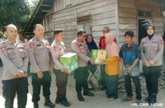 Ketua Pasaman Barat King's Club (PKC), Kompol Muzhendra dan rekan, serahkan bantuan paket Sembako pada keluarga korban tenggelam Nagari Muaro Kiawai Hilir, Kecamatan Gunung Tuleh, Kamis pagi. (robi irwan)