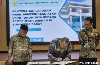 Kepala BPK RI Perwakilan Provinsi Sumatera Barat, Sudarminto Eko Putro, tandatangani berita acara penyerahan hasil audit tahun 2024 Pemkab Pasbar, di Kantor BPK Sumbar, Padang, Kamis. (humas)