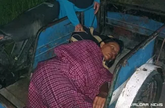 Setelah ditolak RSUD Rasidin, alm pasien Desi Erianti harus pulang dengan menumpang becak motor, Sabtu dinihari. (istimewa)