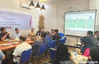 Kepala Otoritas Jasa Keuangan (OJK) Sumatera Barat, Roni Nazra berikan penjelasan tentang kinerja sektor jasa keuangan triwulan I Tahun 2025 pada agenda coffee morning dengan wartawan media Sumatera Barat, di Padang, Rabu. (veby rikiyanto)