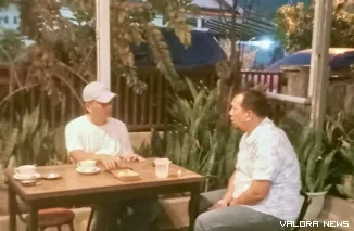 Epaldi Bahar (pakai topi) dan Firma Yudi, staf humas PT Semen Padang, saat menginisiasi pertemuan Bupati Pessel Hendrajoni dengan jajaran Direksi PT Semen Padang, di Painan, Jumat (13/5/2025). FOTO: Dok Istimewa