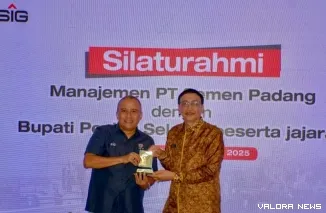 Bupati Pesisir Selatan Hendrajoni dan Direktur Keuangan PT Semen Padang Oktoweri, saat kunjungan silaturahmi ke PT Semen Padang, Kamis (22/5/2025). FOTO: Dok Humas PT Semen Padang