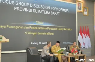 Gubernur Sumbar, Mahyeldi bersama Kapolda Sumbar, Irjen Pol Gatot Tri Suryanta jadi pembicara pada FGD Forkopimda) se-Sumatera Barat, di auditorium gubernuran, Selasa. FGD ini dimoderatori Pj Sekdaprov, Yosawardi Usama Putra. (humas)
