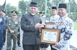 Gubernur Sumbar, Mahyeldi menyerahkan penghargaan stratifikasi UKS/M tingkat provinsi tahun 2024 usai upacara Hardiknas 2025 di halaman kantor gubernur, Jumat pagi. (humas)