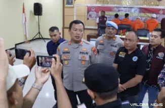 Kapolres Pasbar, AKBP Agung Tribawanto berikan keterangan pers tentang pemusnahan Narkotika golongan I jenis sabu-sabut di Aula Tatag Trawang Tungga, Mapolres Pasbar, Jumat. (humas)