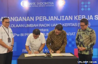 Direktur Operasi PT Semen Padang, Pri Gustari Akbar dan Dandy Indarto Seno (Deputi Kepala Perwakilan BI Sumbar) tandatangani PKS pemanfaatan LRUK sebagai bahan bakar pabrik semen. PKS ini juga disaksikan Kepala Kantor BI Sumbar, M Abdul Majid Ikram. (huma
