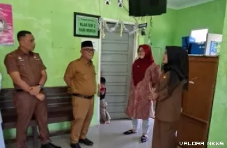 Bupati Pasaman Barat, Yulianto (pakai peci) didampingi Plt Kepala Badan Kesbangpol, Yosmar Difia saat melakukan inspeksi mendadak ke Puskesmas Simpang Empat, Senin. (robbi irwan)