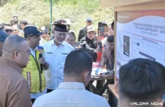 Menteri Pekerjaan Umum (PU) RI, Dody Hanggodo bersama Mahyeldi (gubernur), Andre Rosiade (anggota DPR RI), John Firman Pandu (Bupati Solok) lihat maket kerusakan jalan di Aia Dingin, Sabtu. (humas)