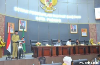 Wako Padang, Fadly Amran menyampaikan nota pengantar Ranperda Pertanggungjawaban Pelaksanaan APBD tahun 2024, Senin.