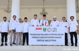 Gubernur Sumbar, Mahyeldi bersama relawan KNRP, foto bersama saat pelepasan pengantaran bantuan kemanusian dari rakyat Sumbar senilai Rp1,37 miliar, di istana gubernuran, Rabu. (humas)