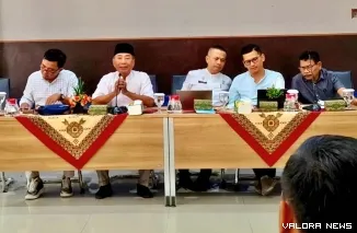 Tim TPPD Pesisir Selatan pemateri Program Nagari Pandai: Novrial Bahrun, Saidal Masfiyuddin, Epaldi Bahar (dua dari kanan), dan Nasral (paling kanan) di Aula Bapedalitbang, Sago, Painan, Jumat (2/5/2025). FOTO: tusrisep