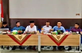 Epaldi Bahar (dua dari kanan) anggota TPPD Pemkab Pessel bersama Bapedalitbang, menerangkan terkait Program Nagari Kanyang ke OPD dan Wali Nagari, di Sago, Painan, Rabu (30/4/2025). FOTO: tusrisep