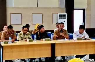 Kabag Kesra Setdakab Pessel, Andi Syafinal (dua dari kanan/pegang mic) dalam gelaran paparan Program Nagari Mangaji, di Aula Bapedalitbang, Sago, Painan, Senin (5/5/2025). FOTO: tusrisep
