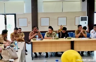 Kadis Pendidikan & Kebudayaan Pessel, Salim Muhaimin (tiga dari kiri/pegang mic) dalam gelaran paparan Program Nagari Mangaji, di Aula Bapedalitbang, Sago, Painan, Senin (5/5/2025). FOTO: tusrisep