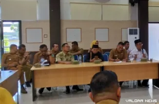 Yosef Yuda (baju putih kanan), Kemenag Pessel, saat memberikan sumbang & saran, pada Tim TPPD setempat. FOTO: tusrisep