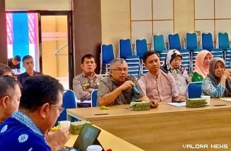 Sekretaris Dinas Kominfo, Hamdi (tengah pegang mic), dalam pemaparan Program Nagari Pandai di Aula Bapedalitbang, Sago, Painan, Jumat (2/5/2025). FOTO: tusrisep