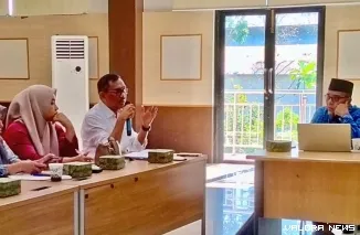 Kepala Dinas Pendidikan dan Kebudayaan Pessel, Salim Muhaimin (tengah) memberikan tanggapan dalam paparan Program Nagari Pandai di Aula Bapedalitbang, Sago, Painan, Jumat (2/5/2025). FOTO: tusrisep