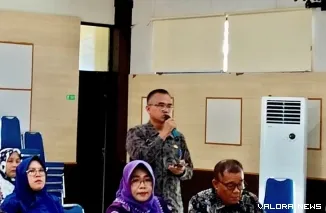 Sekretaris Dinas Perkimtan LH, Boby S, (berdiri), saat memberikan keterangan & masukan, Program Nagari Sehat, di Aula Bapedalitbang, Sago, Painan, Kamis 8 Mei 2025, kemarin. FOTO: tusrisep