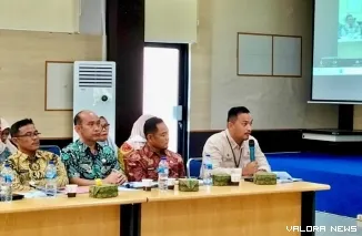 Camat Ranah Ampek Hulu Tapan, Kabupaten Pesisir Selatan, Agnes Deno Arnas (kanan pegang mic), saat memberikan keterangan & masukan, Program Nagari Sehat, di Aula Bapedalitbang, Sago, Painan, Kamis 8 Mei 2025, kemarin. FOTO: tusrisep