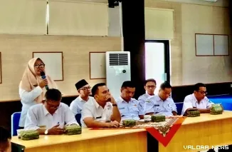 Yeni Gusti, Kabid TPH Dinas Pertanian Pessel (berdiri) di agenda pendalaman pemaparan Program Nagari Kanyang (Program Pro Rakyat) di Aula Bapedalitbang Sago, Painan, Rabu (30/4/2025). FOTO: tusrisep