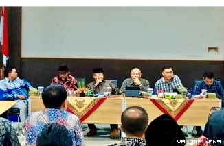 Epaldi Bahar (dua dari kanan/kemeja kotak biru), bersama 4 anggota TPPD Pessel 2025 lainnya, saat memberikan pemaparan di Aula Bapedalitbang, Sago, Painan, Kamis  (8/5/ 2025), kemarin. FOTO: tusrisep