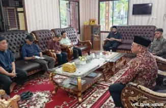 Senator DPD RI asal Riau, KH Muhammad Mursyid berdialog dengan Ketua Umum LAMR, Datuk Seri Taufik Ikram Jamil beserta jajaran, Kamis sore. (humas)