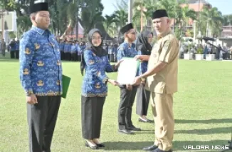 Gubernur Sumbar, Mahyeldi serahkan SK pengangkatan sebagai PNS dan PPPK pada salah seorang perwakilan, dalam upacara di halaman kantor gubernur, Selasa. (humas)