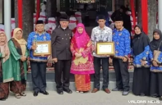 Gubernur Sumbar, Mahyeldi foto bersama dengan Asisten II Setdakab Agam, Hamdi dan Kepala SMPN 2 Tilatang Kamang, Hendra Jaya serta jajaran, usai Upacara Peringatan Hardiknas, di halaman kantor gubernur Sumbar, Jumat. (humas)
