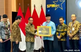 Menteri Dalam Negeri RI, Tito Karnavian serahkan SPM Award 2024 pada Gubernur Sumbar, Mahyeldi dalam acara di Gedung Serba Guna Ditjen Bina Pembangunan Daerah Kemendagri, Jakarta Selatan, Jumat. (humas)