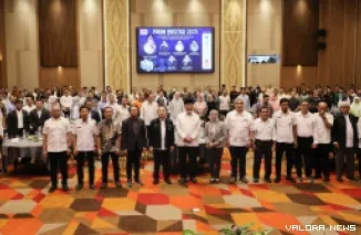 Gubernur Sumbar, Mahyeldi bersama Insannul Kamil (MKI Sumbar) foto bersama dengan peserta Forum Investasi 2025 yang digelar Masyarakat Ketenagalistrikan Indonesia (MKI) di Padang, Rabu. (humas)