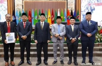 Kepala BPK RI Perwakilan Sumbar, Sudarminto Eko Putra foto bersama Wakil Gubernur Sumbar dan tiga orang pimpinan DPRD Sumbar beserta Sekwan, dalam rapat paripurna di Ruang Sidang Utama Gedung DPRD Sumbar, Jumat. (humas)