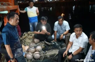 Wagub Sumbar, Vasko Ruseimy melihat langsung pukat harimau yang digunakan nelayan asal Sibolga saat menangkap ikan di perairan Pasaman Barat, Selasa. (humas)