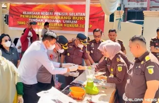 Kejaksaan Negeri Pesisir Selatan memusnahkan barang bukti hasil kejahatan dari 24 perkara pidana, yang sudah diputuskan telah berkekuatan hukum tetap, Rabu (21/5/2025). FOTO: tusrisep