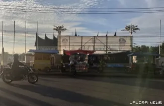 Puluhan PKL berjualan di depan sepanjang jalan  trotoar  depan rumah dinas bupati, kantor bupati, kantor kejaksaan hingga ke kantor pengadilan negeri Pasaman Barat. (robbi irwan)